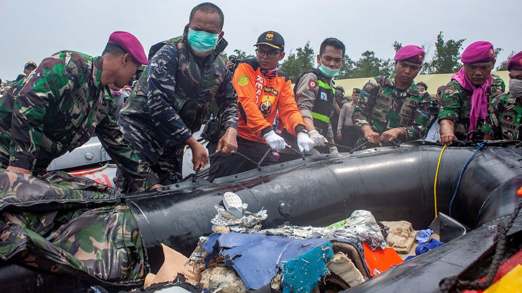 Recuperan parte del fuselaje del avión que se estrelló en Indonesia y siguen buscando las cajas negras Recuperan parte del fuselaje del avión que se estrelló en Indonesia y siguen buscando las cajas negras