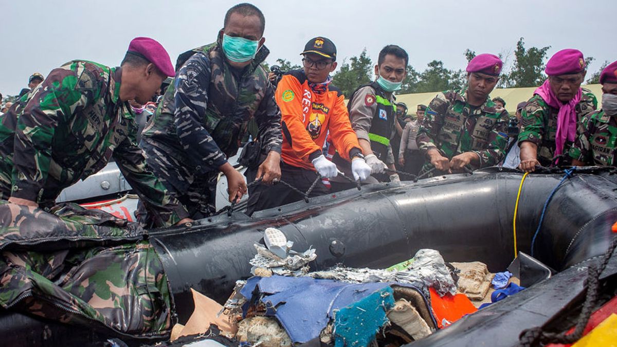 Recuperan parte del fuselaje del avión que se estrelló en Indonesia y siguen buscando las cajas negras