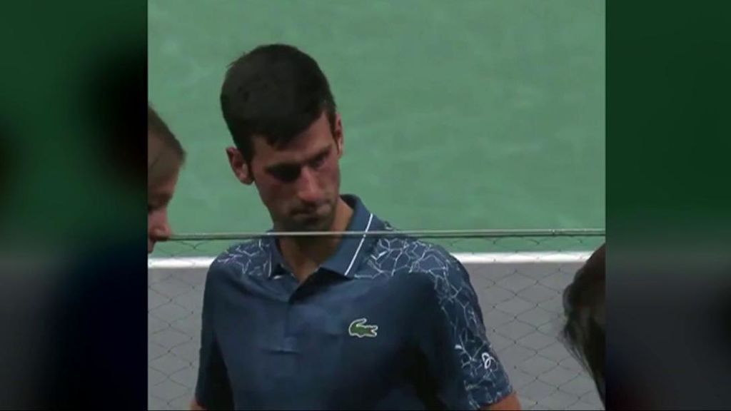 Djokovic detiene un partido para atender a un aficionado que se había desmayado