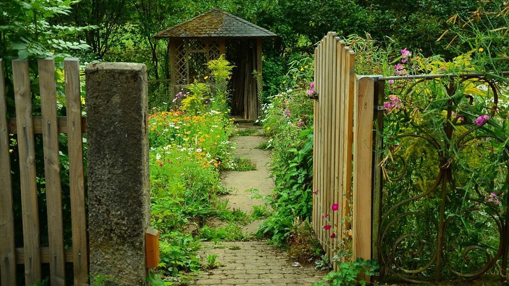 Detenido un matrimonio británico por esclavizar a un ciudadano polaco en su jardín