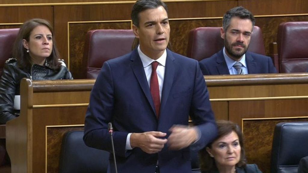 Sánchez a Casado: "¿Qué favores debe usted para no luchar contra la corrupción en el PP?"