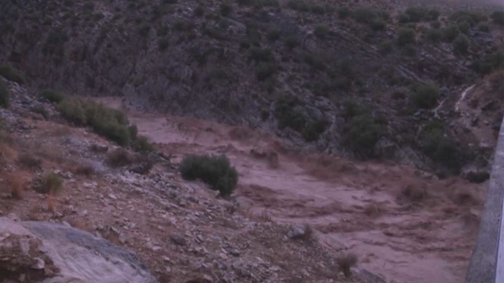 El agua de un río arrastra a una mujer que muere ahogada en Málaga