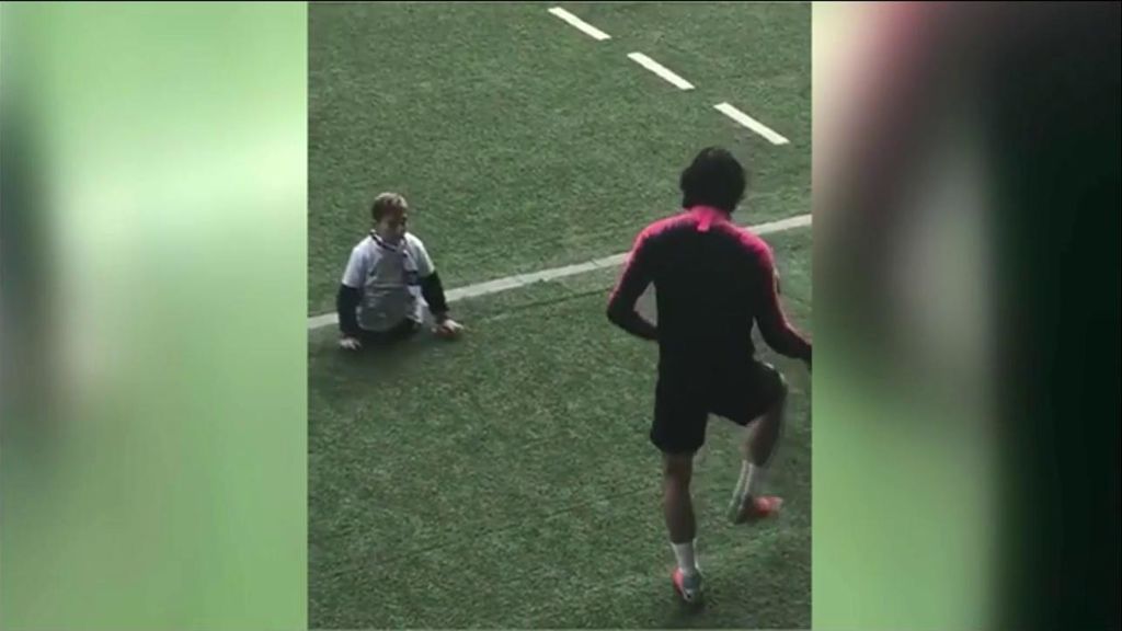Cavani da toques de balón con un niño sin piernas y lo describe como