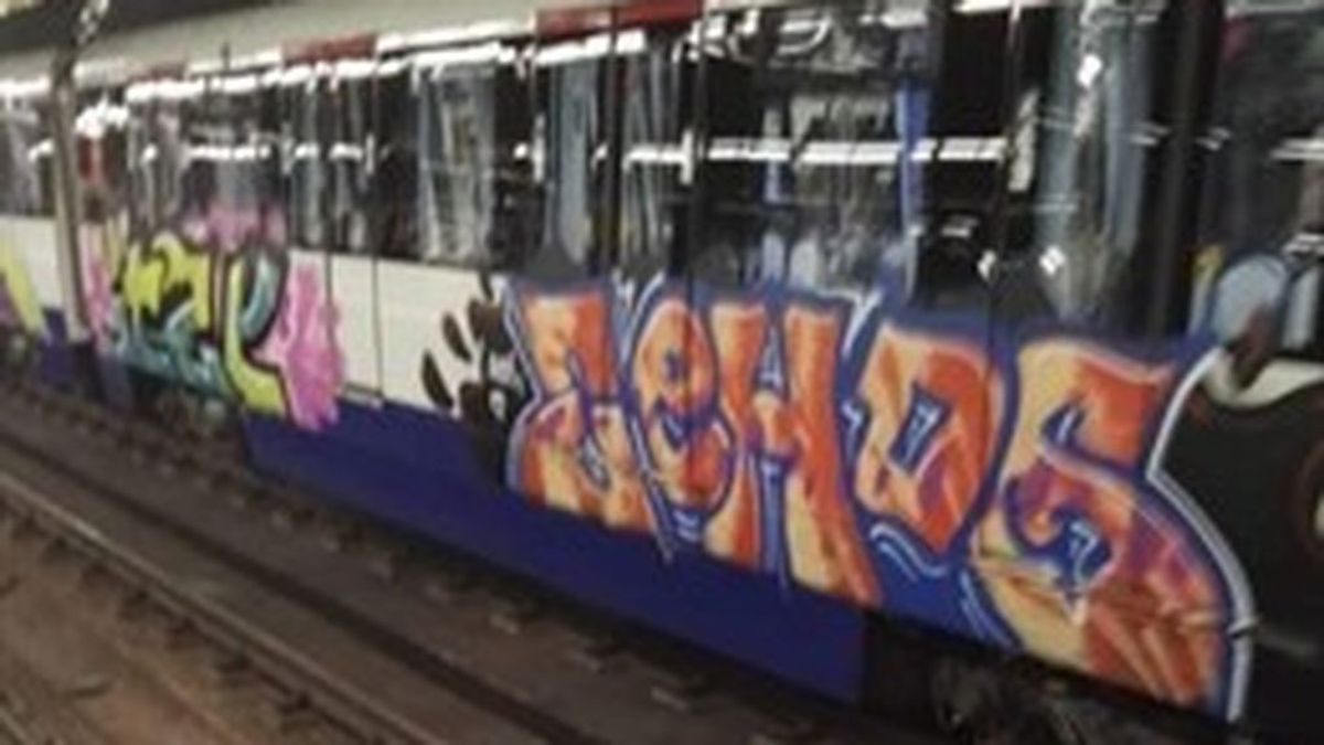Un conductor del metro sufre una crisis de ansiedad tras ser obligado a mover el tren para pintar un grafiti