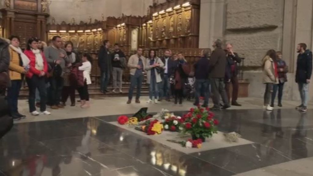 Decenas de nostálgicos visitan la tumba de Franco en medio de la polémica por la exhumación