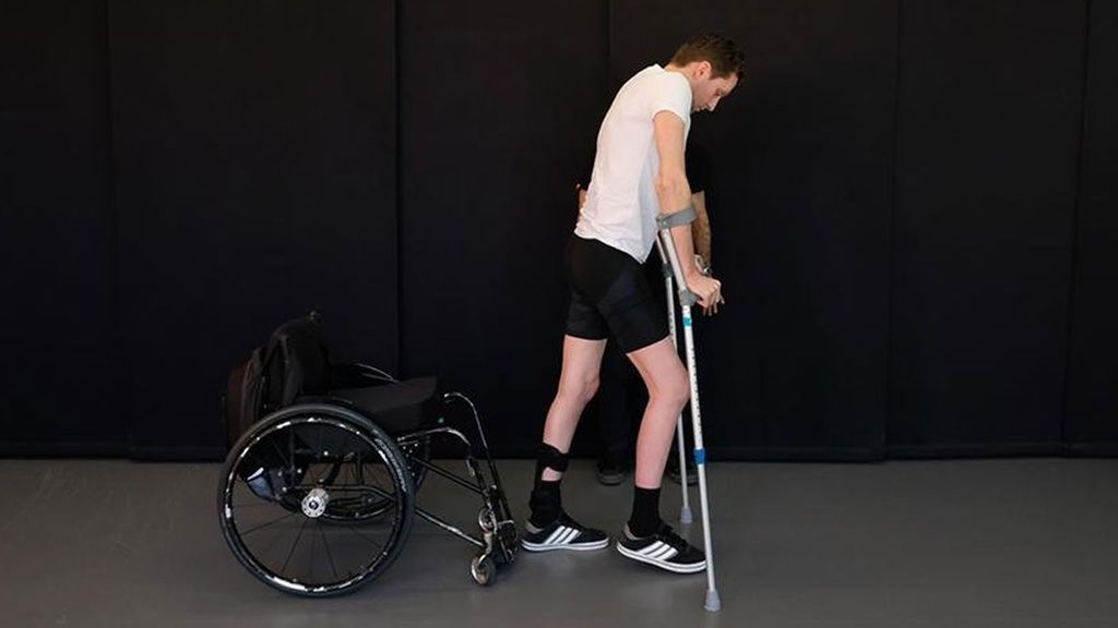 Un nuevo tratamiento levanta de la silla de rueda a tres pacientes con lesiones medulares