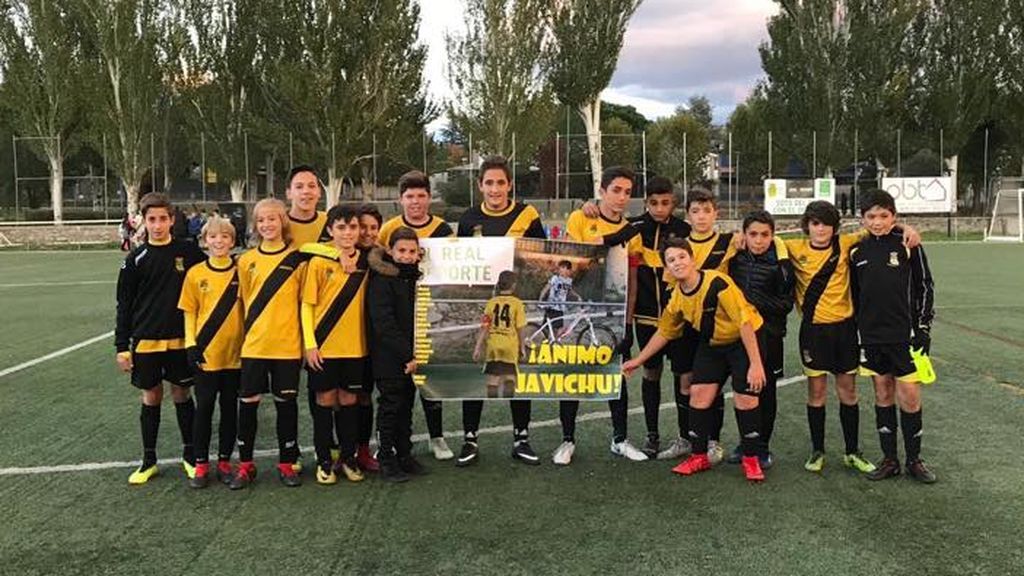 El emotivo gesto de un equipo infantil de Madrid con su capitán lesionado El emotivo gesto de un equipo infantil de Madrid con su capitán lesionado