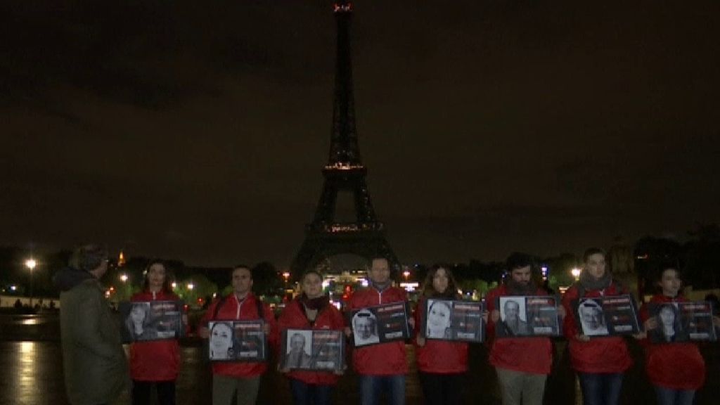 La Torre Eiffel se apaga por los periodistas muertos en el mundo