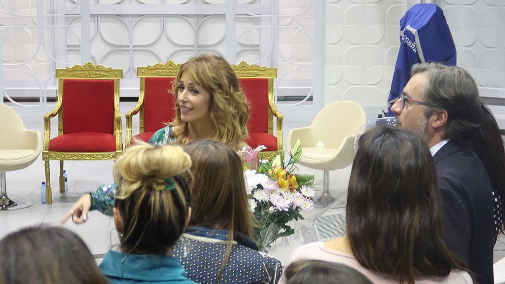 Emma no se ha separado de su ramo de flores durante la despedida con el equipo