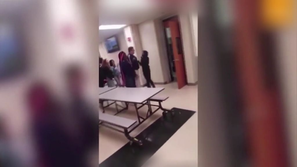 Brutal paliza a un subdirector de instituto en EEUU mientras mediaba en una pelea estudiantil