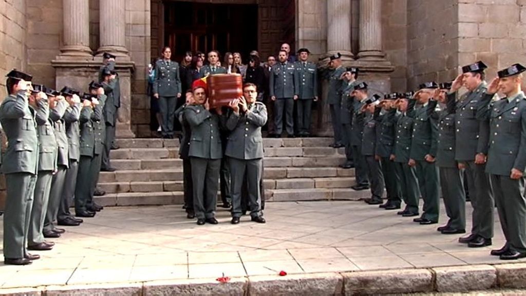 Emoción y tristeza en el último adiós al guardia civil asesinado en Don Benito