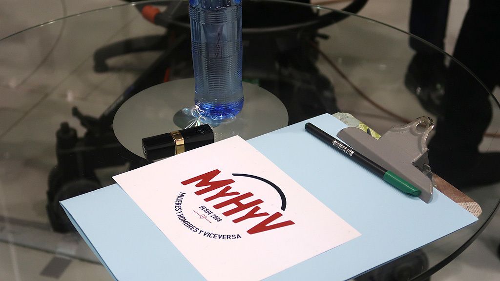 Carpeta, boli verde, botella de agua y pintalabios: sus imprescindibles en la mesita