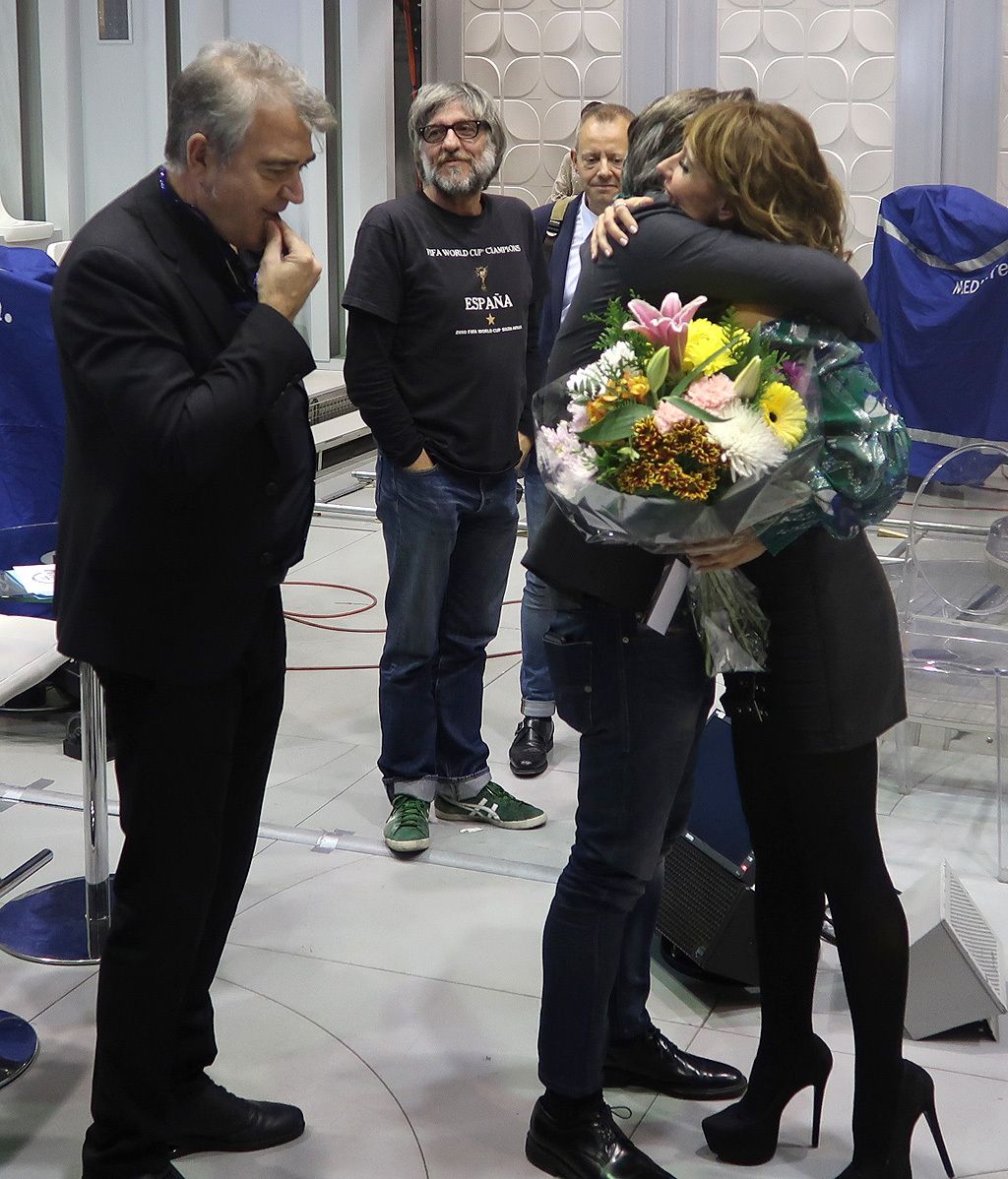 Abrazos y más abrazos del director, del productor...