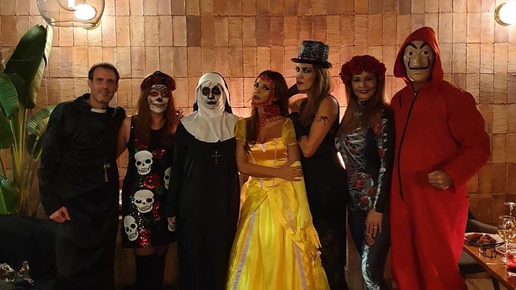 Paula Echevarría y Poty Castillo desmienten rumores y disfrutan juntos de la noche de Halloween