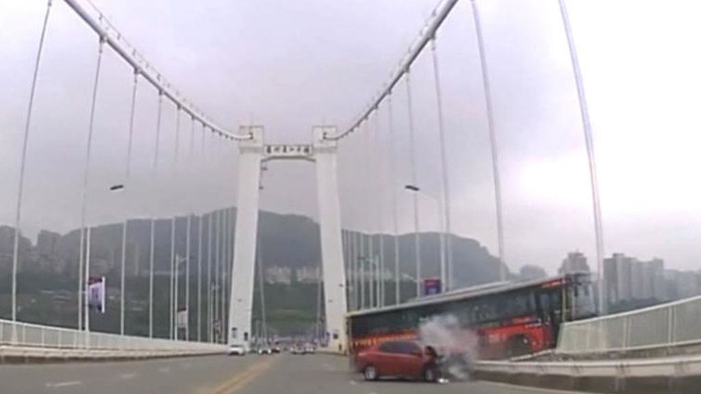 Impactantes imágenes del accidente de un autobús en un puente en China