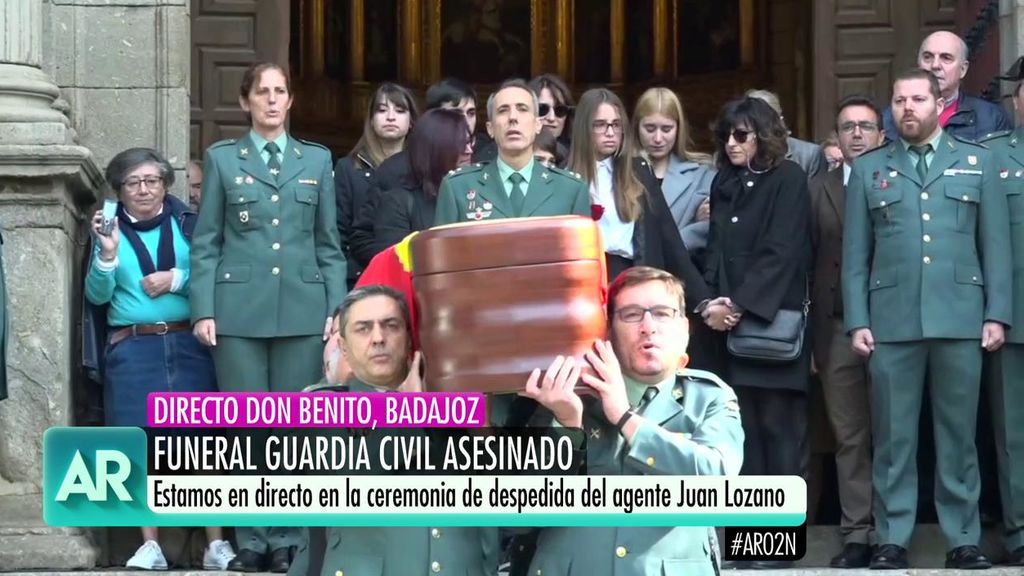 El himno de 'La muerte no es el final' suena a la salida del funeral del guardia civil Juan Lozano
