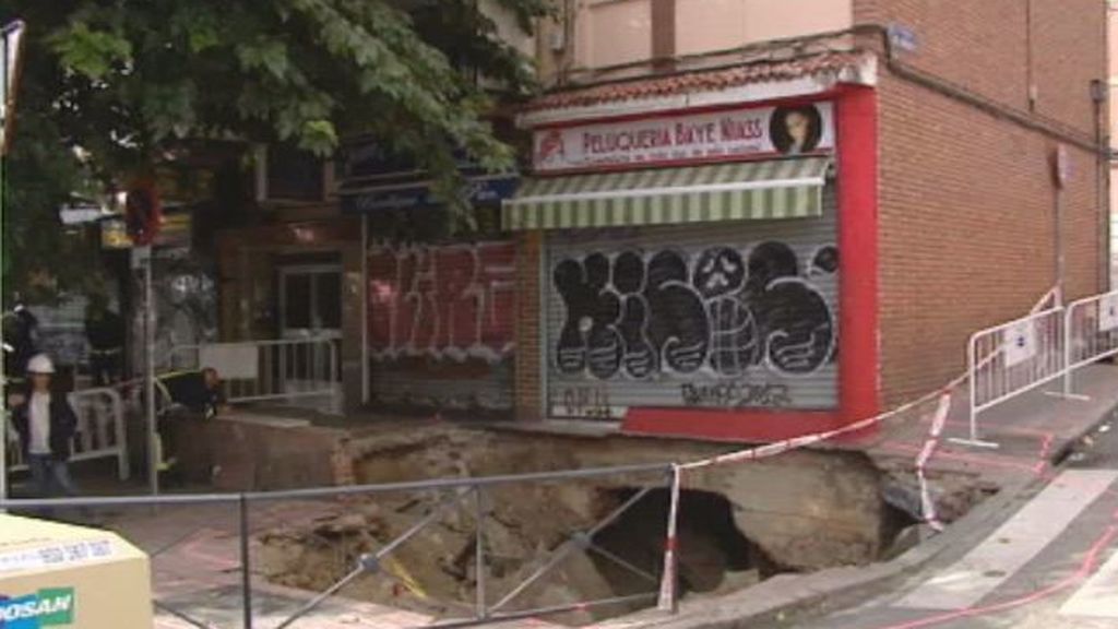 Diez viviendas y dos tiendas desalojadas por un socavón en Madrid