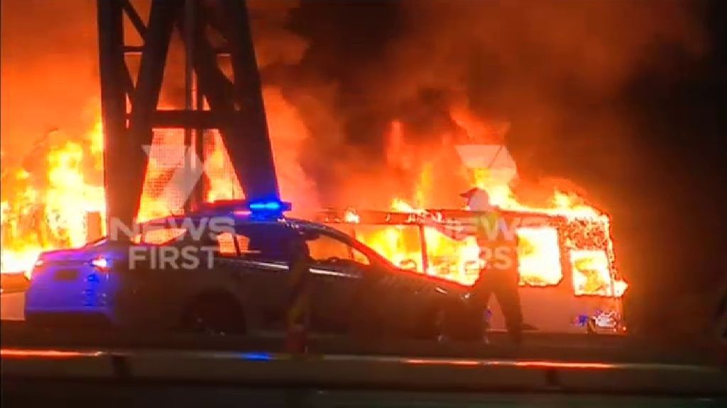 Espectacular incendio de un autobús de pasajeros en la bahía de Sídney