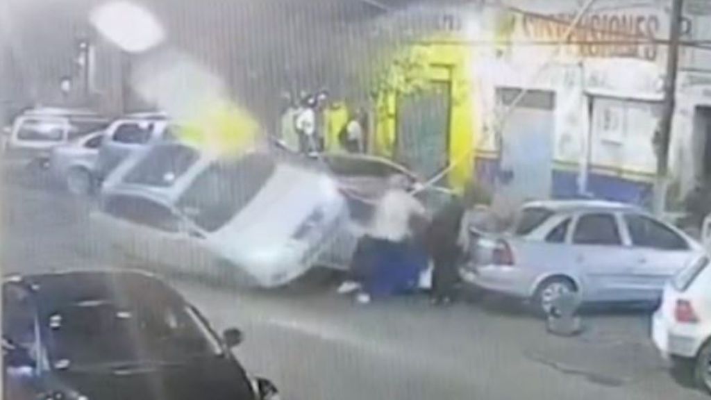 Arrolla a ocho personas tras recibir un disparo accidental mientras conducía en México Arrolla a ocho personas tras recibir un disparo accidental mientras conducía en México