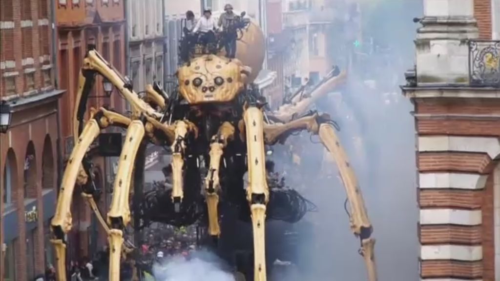 Una araña mecánica gigante y un minotauro robótico invaden las calles de Toulouse