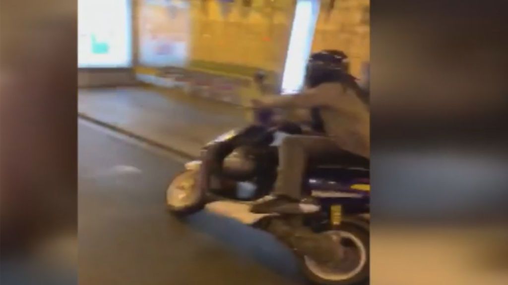 Motorista impacta contra una marquesina en Sevilla