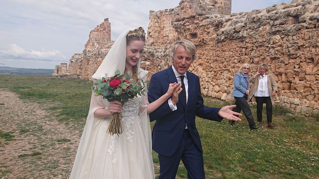 Calleja reivindica la vida rural en los pueblos y se estrena como padrino de boda