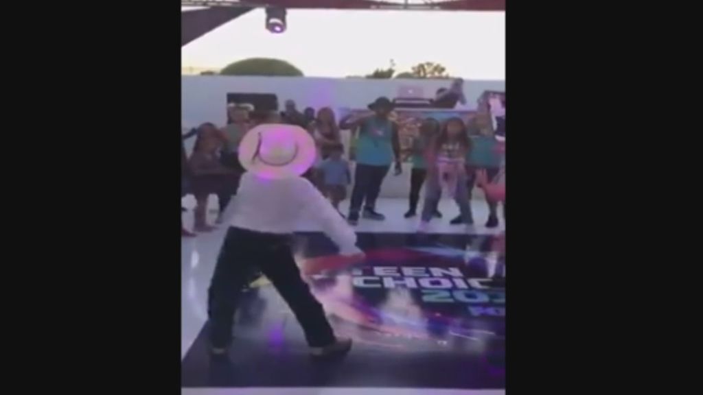 Un niño conquista las redes con su espectacular baile en una fiesta infantil