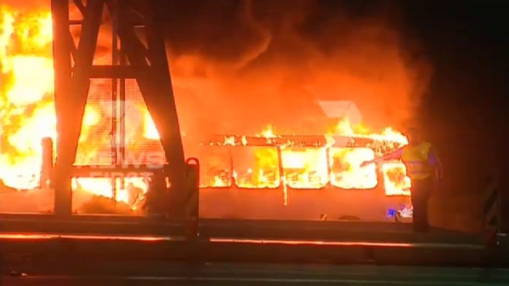Un autobús con pasajeros que regresaban de una boda arde en llamas en Sídney