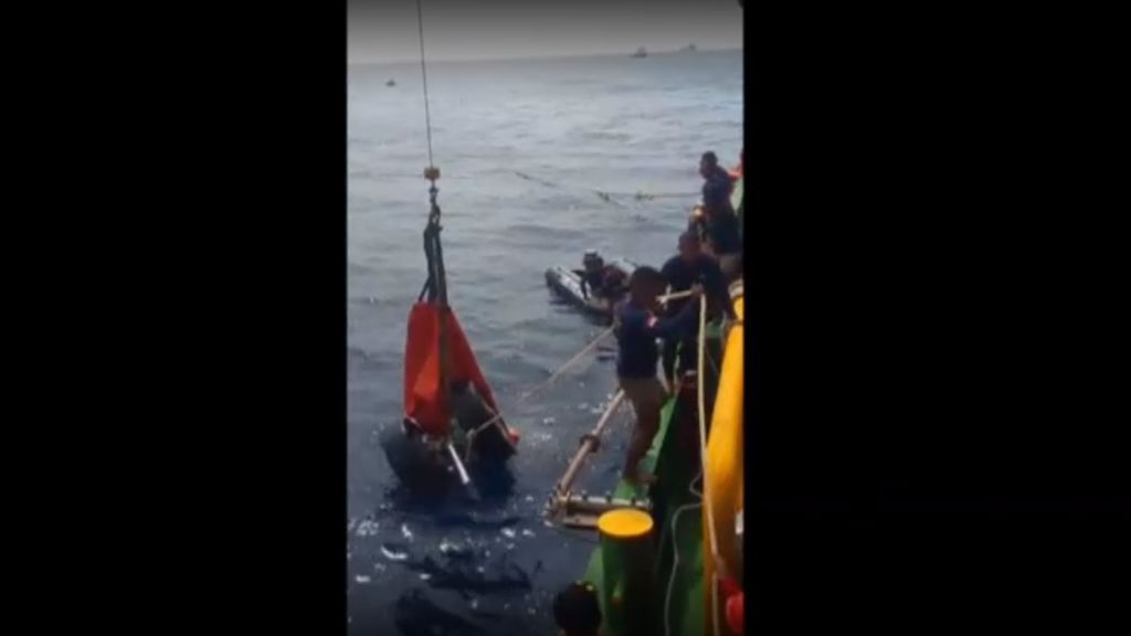 Recuperan la segunda caja del avión siniestrado en Indonesia