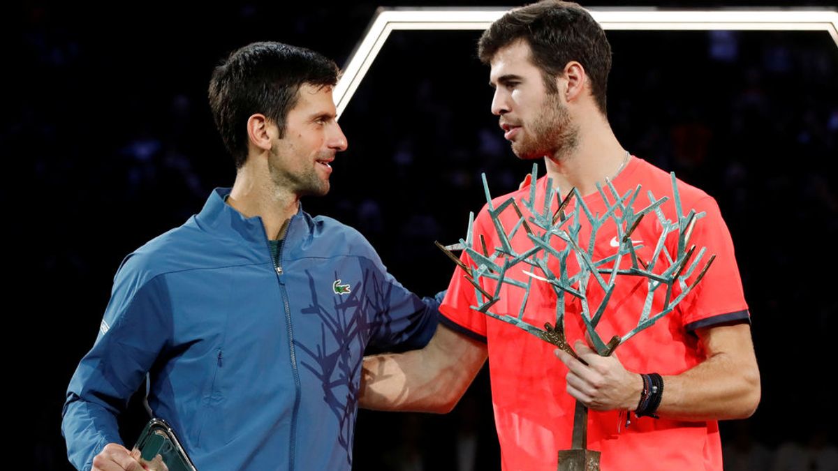 Khachanov da la sorprsa tras imponerse a Djokovic en el Masters 1.000 de París