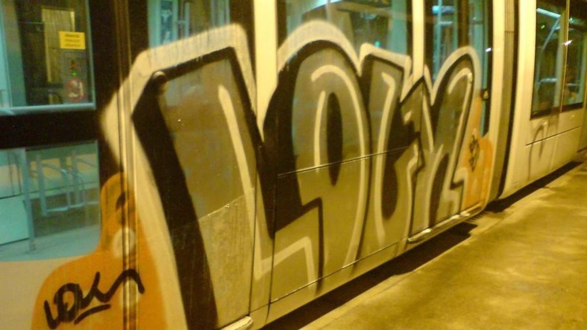 Grafiteros asaltan un tren de la L4 de Barcelona y agreden a una embarazada