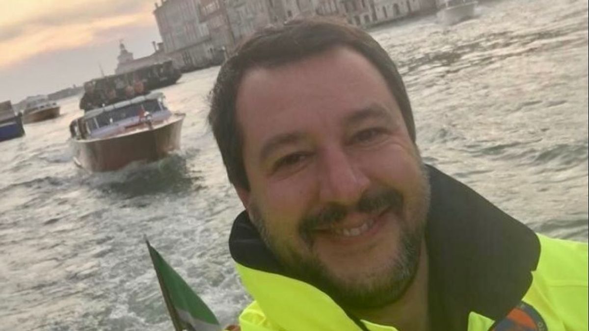 Matteo Salvini, centro de las críticas por sonreír en un selfi en las inundaciones de Venecia: "Cállate y haz tu trabajo"