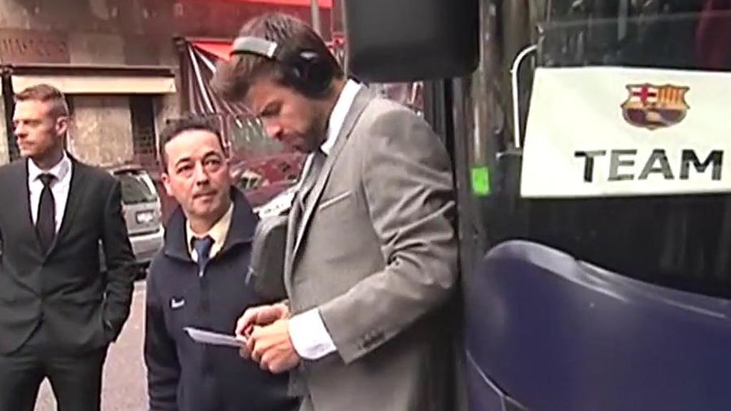 El golpe de Piqué con el retrovisor al bajar del autobús pendiente del móvil El golpe de Piqué con el retrovisor al bajar del autobús pendiente del móvil