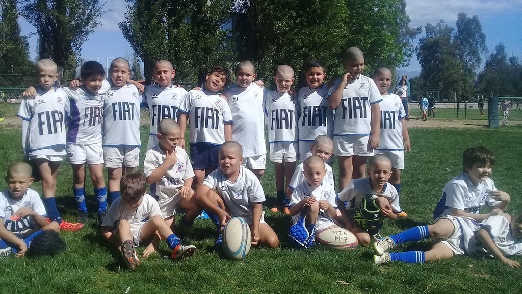 Niños de siete años se rapan el pelo para apoyar a un compañero de su equipo de rugby que tiene cáncer