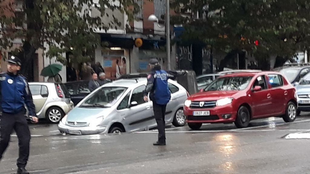 Un nuevo socavón en el barrio madrileño de la Elipa deja atrapado a un conductor