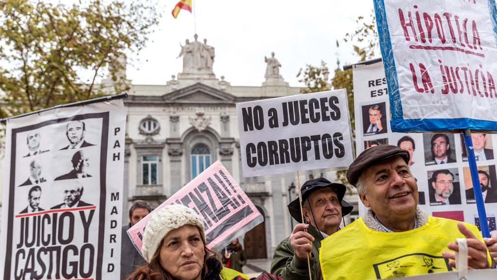 Los hipotecados protestan ante el Supremo a la espera de su decisión sobre el impuesto