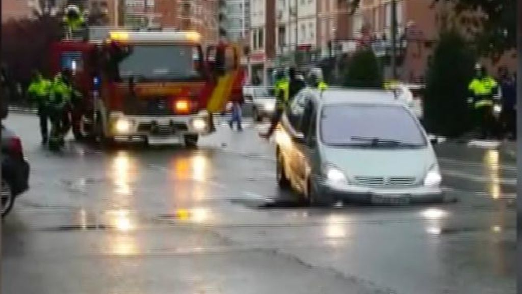 Un coche se cae por un socavón en Madrid