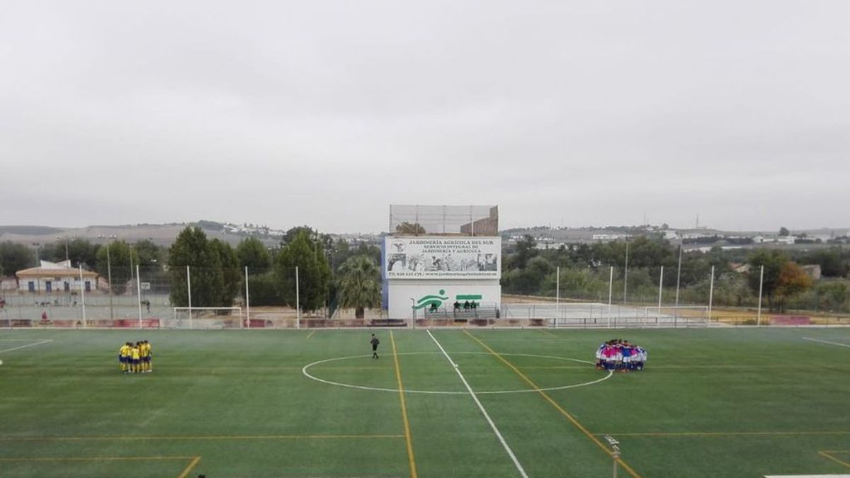 Tres jugadores se ven obligados a abandonar el campo unos minutos y el entrenador del equipo rival toma una decisión que sorprende a todos Tres jugadores se ven obligados a abandonar el campo unos minutos y el entrenador del equipo rival toma una decisión que sorprende a todos