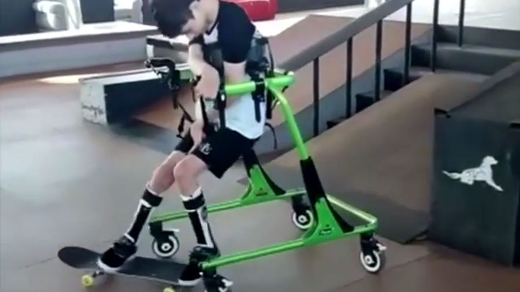 El vídeo de un niño con parálisis cerebral haciendo skate que ha emocionado a Tony Hawk