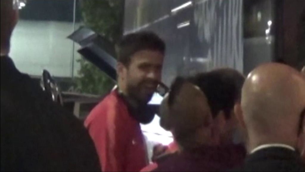 Vidal bromea con Piqué al subir al autobús por su golpetazo con el retrovisor Vidal bromea con Piqué al subir al autobús por su golpetazo con el retrovisor