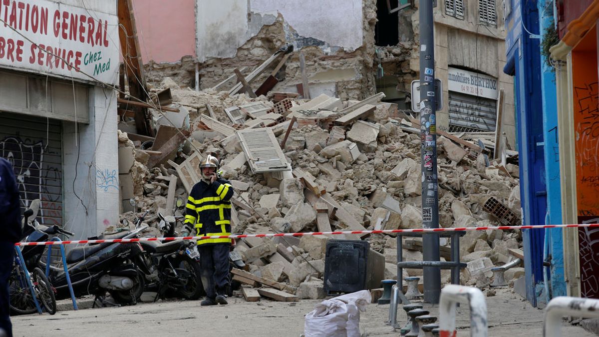 Ocho personas desaparecidas tras derrumbarse dos edificios de Marsella como un castillo de naipes Ocho personas desaparecidas tras derrumbarse dos edificios de Marsella como un castillo de naipes