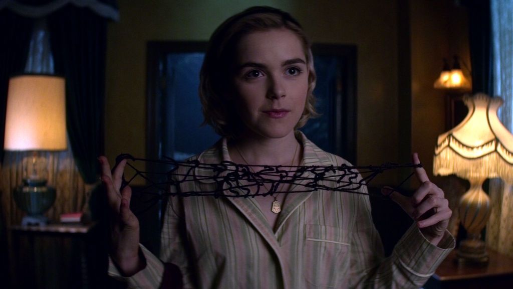 Kiernan Shipka es Sabrina en 'Las escalofriantes aventuras de Sabrina'.