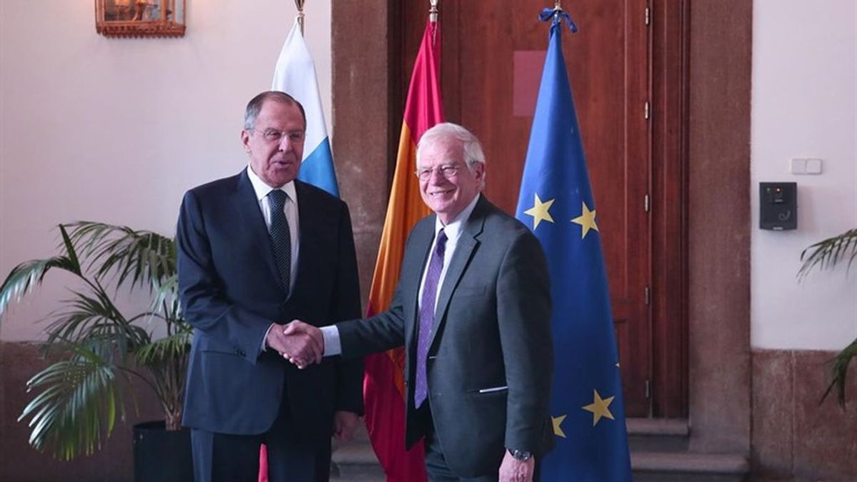Los ministros de Asuntos Exteriores de Rusia y España, Serguéi Lavrov y Josep Borrell.
