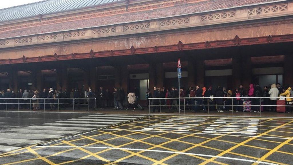 Atocha vuelve a la normalidad tras desalojarse por una "falsa alarma"