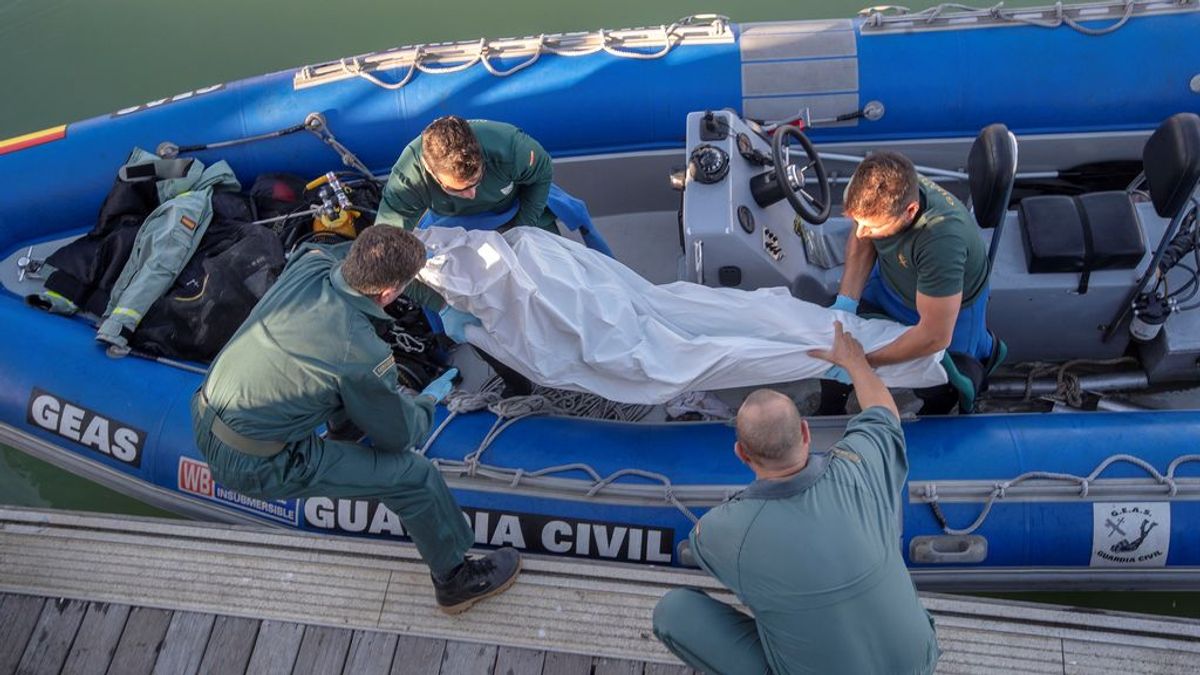 Se elevan a cinco los inmigrantes muertos al chocar su barco contra las rocas de la playa en Cádiz