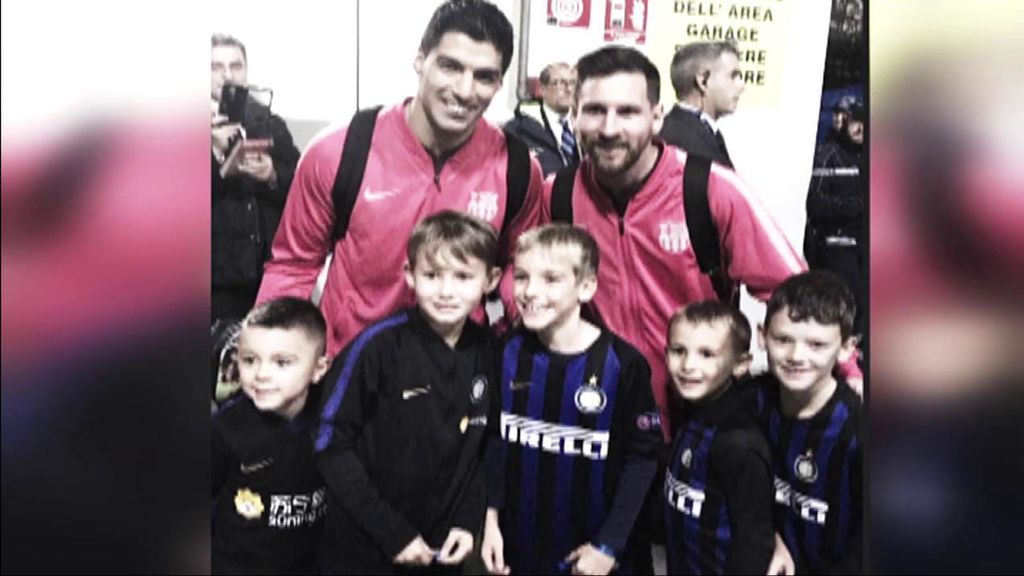 Un grupo de niños pide hacerse una foto con Messi y Luis Suárez y Rakitic hace de fotógrafo improvisado