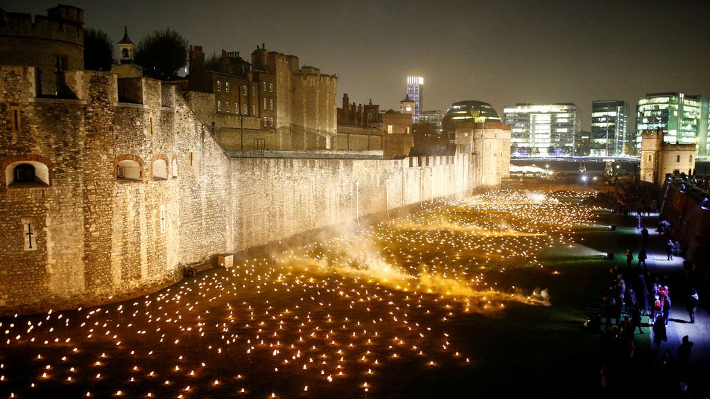 Diez mil antorchas iluminan la Torre de Londres conmemorando el centenario del fin de la Primera Guerra Mundial