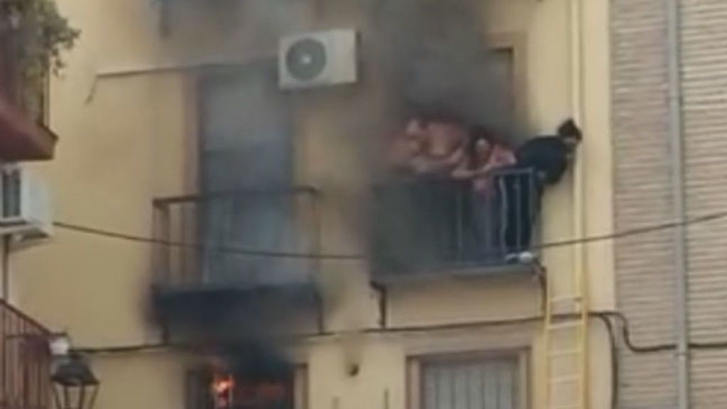 Imágenes angustiosas de un incendio que atrapaba en el balcón a una familia en Jaén