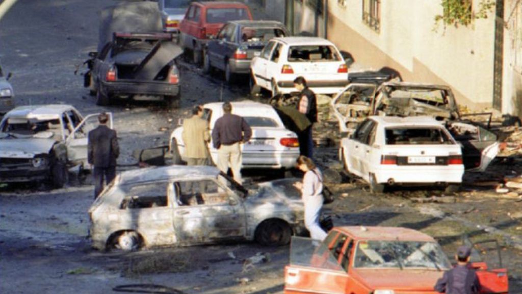 Así quedó el coche de Aznar en el atentado de ETA en 1995