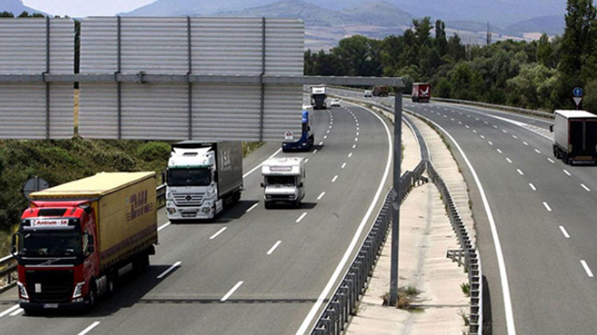 Los camiones podrían ser obligados a circular por autopistas por razones de "seguridad vial y medioambientales"